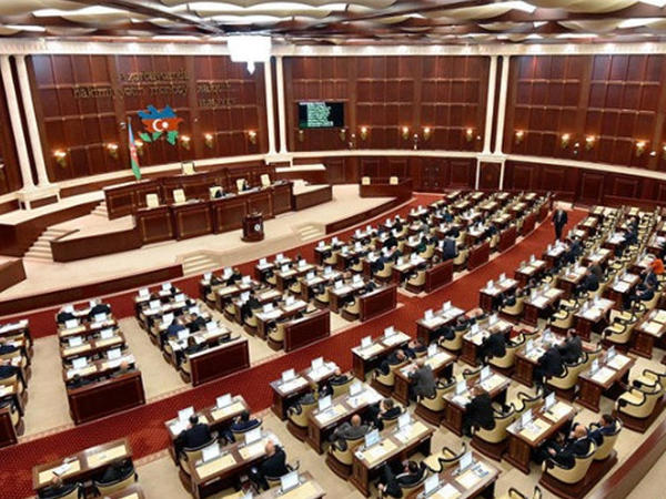 Parlamentdə deputatlar arasında dava düşdü - FOTO